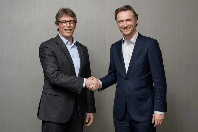 Ông Matthias Rebellius, Thành viên Ban điều hành, Tổng giám đốc toàn cầu Ban Cơ sở hạ tầng thông mình của Siemens AG và ông Dolf van den Brink, Tổng giám đốc, Chủ tịch Ban điều hành của Heineken